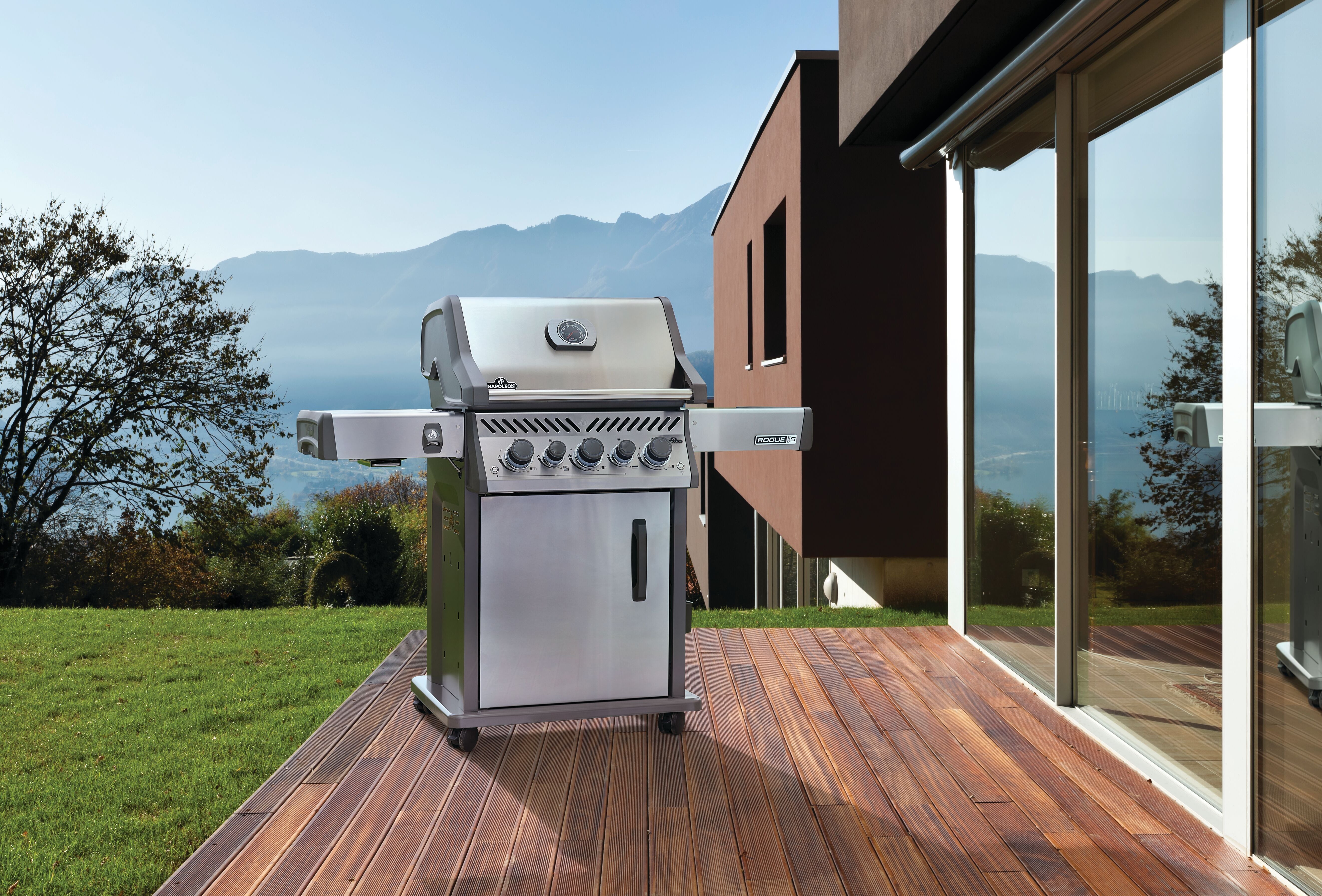 Napoleon Rogue PRO-S 425 Freestanding Gas Grill with Infrared Side and Rear Burners